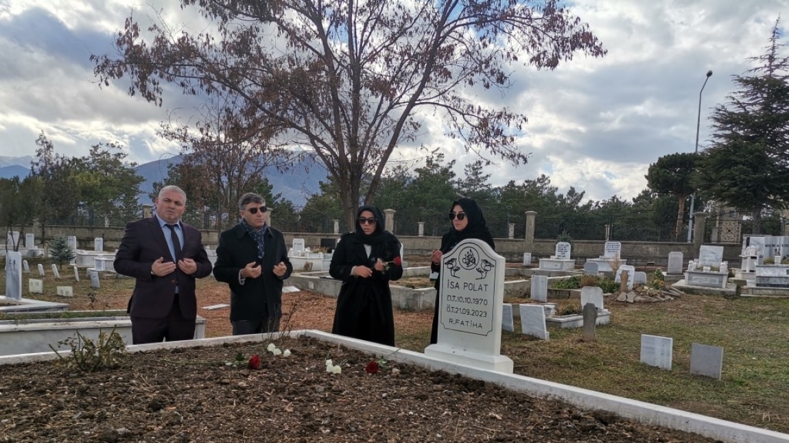 RAHMETLİ İSA POLAT HOCAMIZI MEZARI BAŞINDA ANDIK